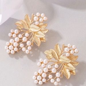 Faux pearl leaf decor earring.